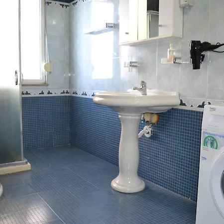 5 Bedrooms In Apartment