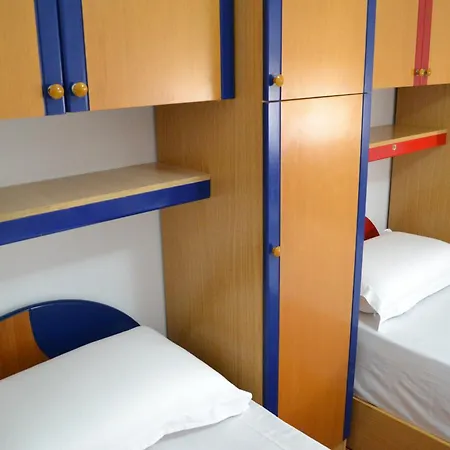 5 Bedrooms In Apartment