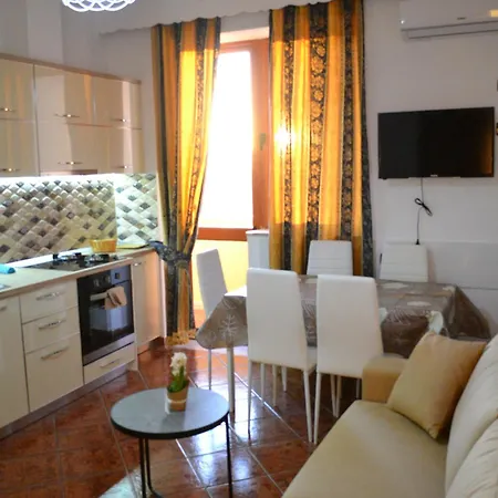 5 Bedrooms In Apartment *