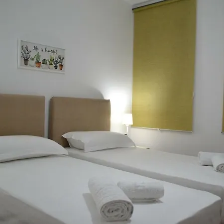5 Bedrooms In Apartment *